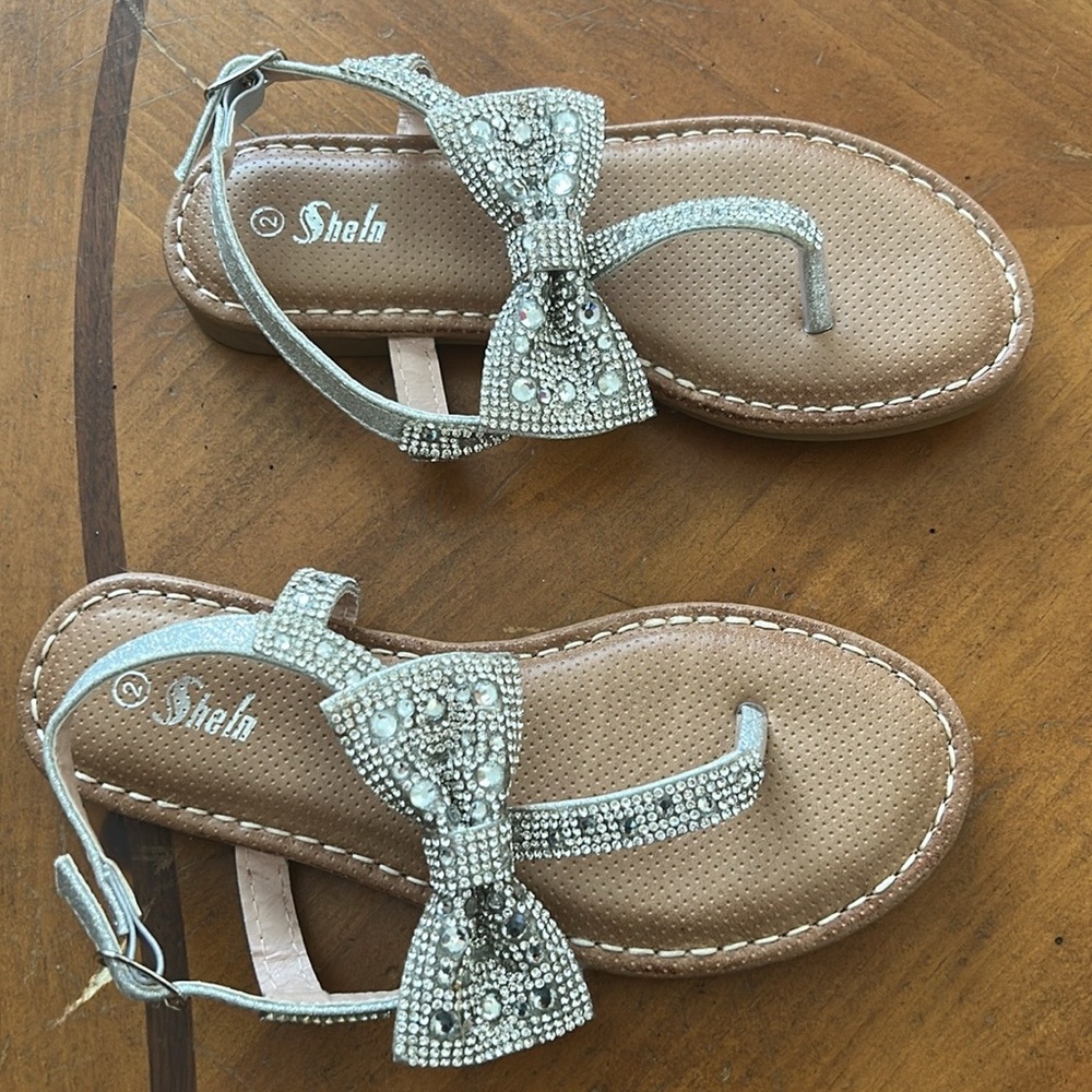 NWOT Girls Shela Sandals With a Silver Bow And Rhinestones Embellishment Sz 2